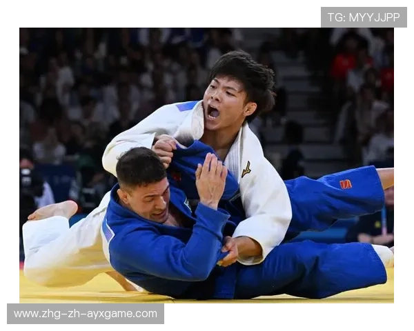 柔道运动员连续完成高质量摔法